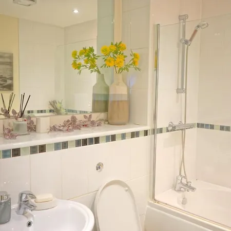 Soak Up The Light At A Soothing, Stylish Apartment In Swansea Marina Exterior photo