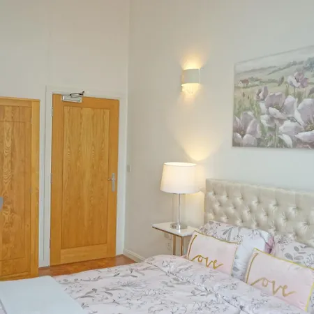 Soak Up The Light At A Soothing, Stylish Apartment In Swansea Marina Exterior photo