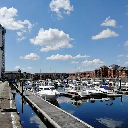 Soak Up The Light At A Soothing, Stylish Apartment In Swansea Marina Exterior photo