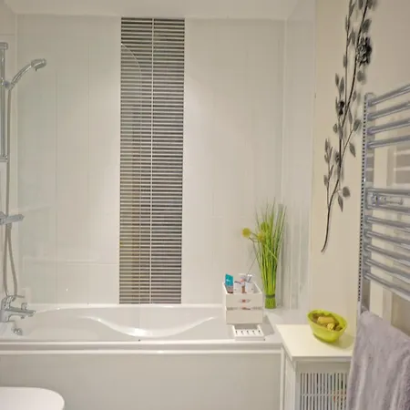 Soak Up The Light At A Soothing, Stylish Apartment In Swansea Marina Room photo
