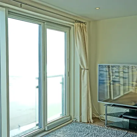 Soak Up The Light At A Soothing, Stylish Apartment In Swansea Marina Room photo