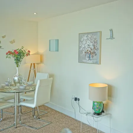 Soak Up The Light At A Soothing, Stylish Apartment In Swansea Marina Room photo