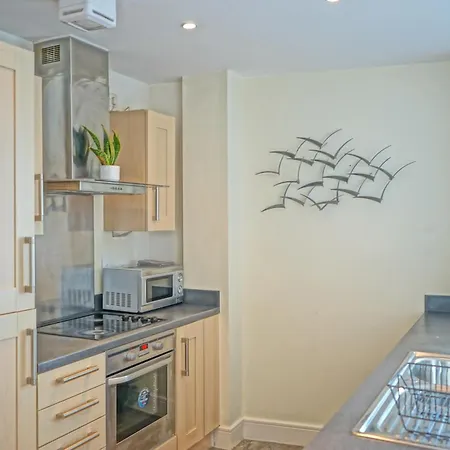 Soak Up The Light At A Soothing, Stylish Apartment In Swansea Marina Room photo